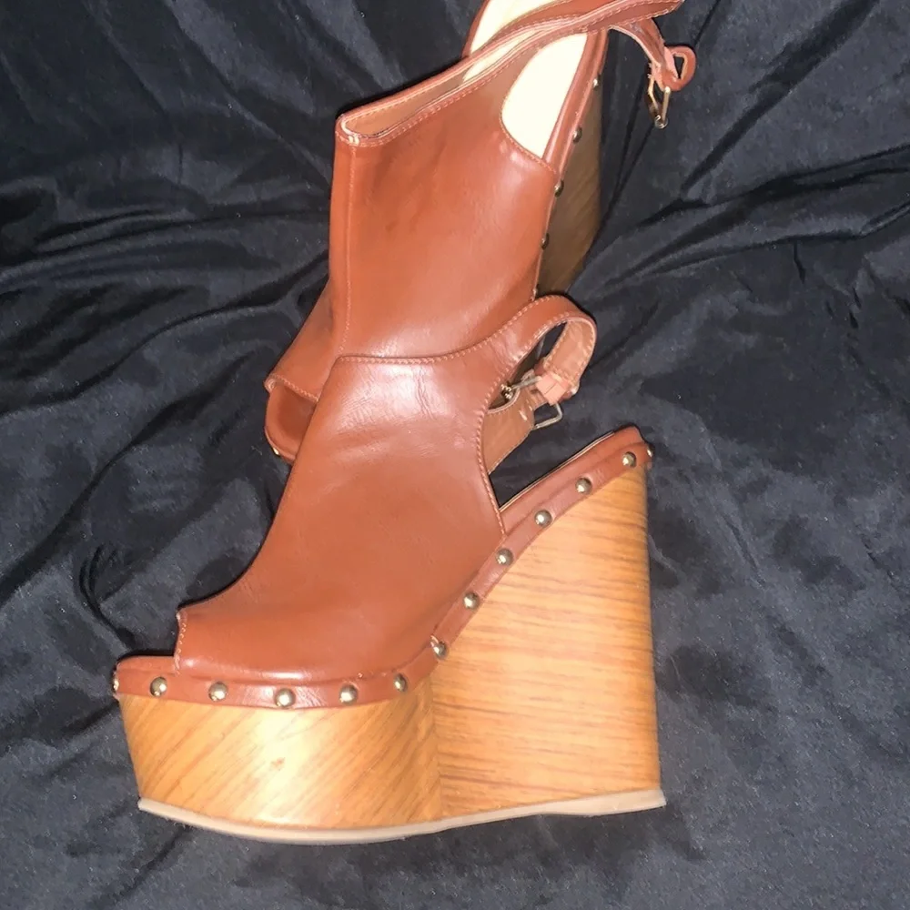 Shoedazzle “Ranka” Wedge - Picture 4 of 4